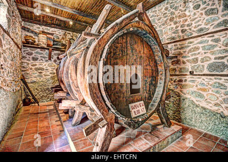 Un gigante di botte di vino del monastero di Varlaam nel Meteora monastero complesso in Grecia. Foto Stock