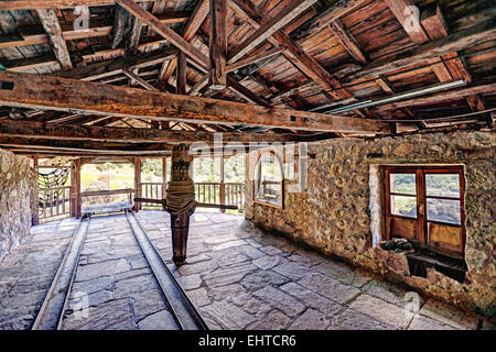 Il sollevamento del monastero di Varlaam nel Meteora monastero complesso in Grecia. Foto Stock