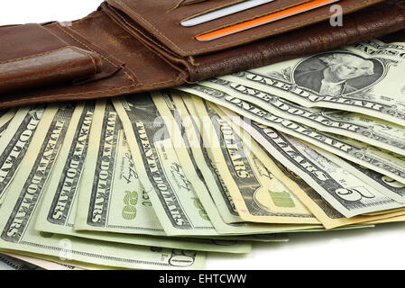 Un fascio di banconote di dollari in un marrone portafoglio in pelle Foto Stock