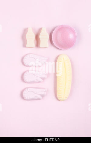 In colori coordinati dolci stabiliti e organizzato su una luce sfondo rosa Foto Stock