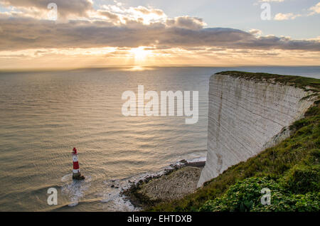 Beachy Head Lighthouse in East Sussex al tramonto Foto Stock