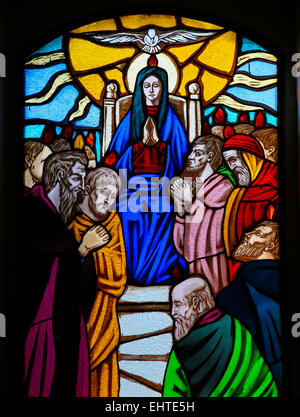 Vetrata raffigurante la Discesa dello Spirito Santo a Pentecoste nella chiesa di Ostuni, Puglia, Italia Foto Stock