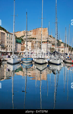 Bonifacio è la più meridionale città della Corsica e la banchina è dominato da un'antica cittadella. Foto Stock