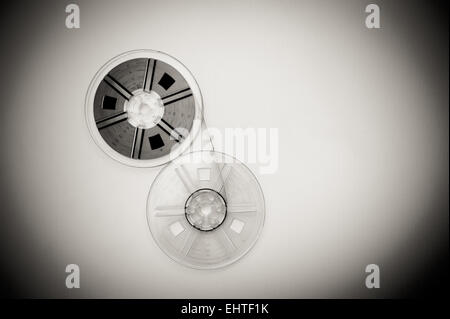 Due trasparente vintage 8mm Movie bobine collegate con il nero di seppia di pellicola in bianco e nero Foto Stock