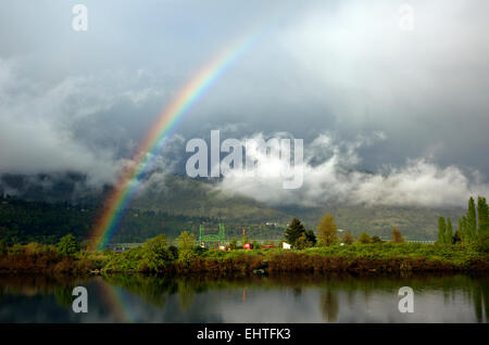 O01694-00...OREGON - Arcobaleno oltre il fiume Columbia a Hood River. Foto Stock