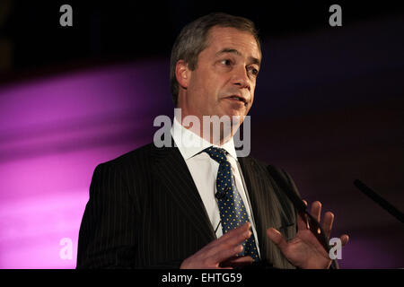 Londra, Regno Unito. 17 marzo, 2015. Nigel Farage, leader del partito per l'indipendenza del Regno Unito (UKIP) parla presso le case per la Gran Bretagna nel Rally di Central Methodist Hall. Credito: Pete Maclaine/Alamy Live News Foto Stock