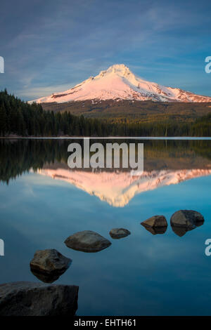 Impostazione sole sul Monte Cofano da Trillium Lago, Cascade Mountains, Oregon, Stati Uniti d'America Foto Stock