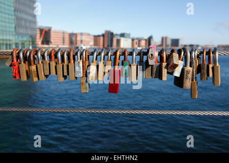 Amore si blocca sulla combinazione di bicicletta e Passerella Ponte in acciaio, Bryggebroen, in tutta la parte meridionale del porto di Copenhagen. Foto Stock