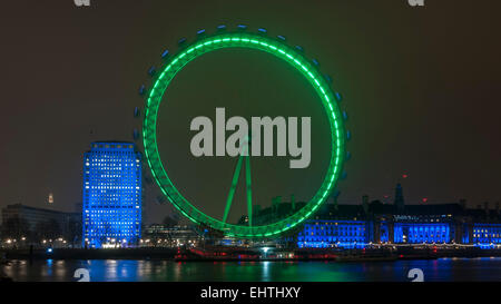 London , REGNO UNITO. Il 17 marzo 2015. Il London Eye è illuminato in verde durante la notte per festeggiare il giorno di San Patrizio. Credito: Stephen Chung/Alamy Live News Foto Stock