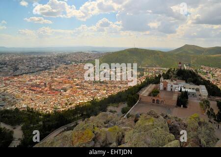 Vista aerea di Zacatecas, colorata città coloniale, Messico Foto Stock