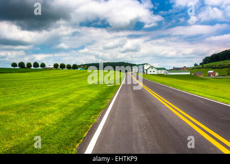 Campi e fienile lungo una strada di campagna in Carroll County, Maryland. Foto Stock