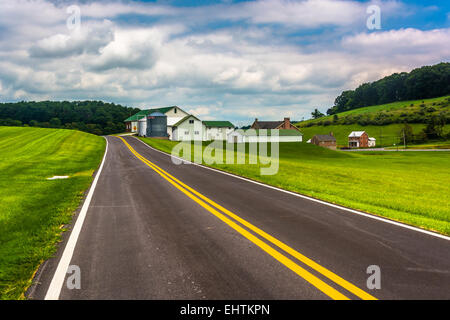 Campi e fienile lungo una strada di campagna in Carroll County, Maryland. Foto Stock