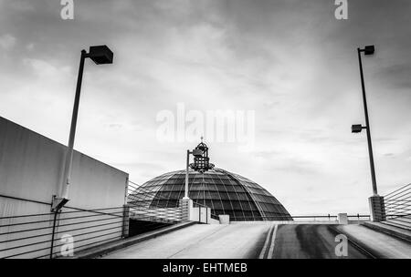 Cupola di vetro, e il garage per il parcheggio rampa in Towson, Maryland. Foto Stock