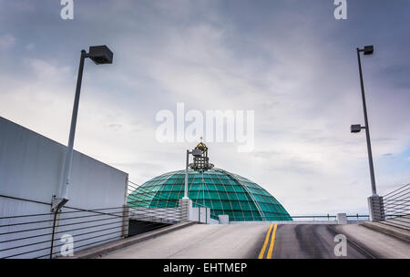 Cupola di vetro, e il garage per il parcheggio rampa in Towson, Maryland. Foto Stock