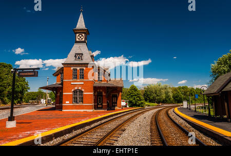 Storica stazione ferroviaria, lungo i binari del treno in punto di rocce, Maryland. Foto Stock