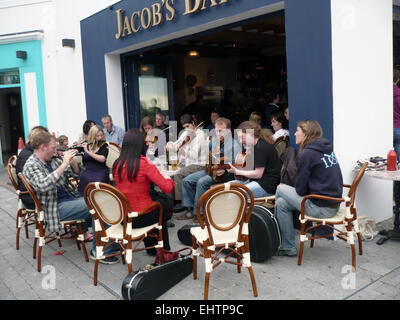 La musica al di fuori della sessione jacobs durante la fiera del violino di Baltimore West Cork in Irlanda Foto Stock