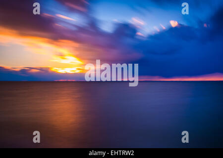 Una lunga esposizione sulla baia di Chesapeake al tramonto, da Tilghman Island, Maryland. Foto Stock