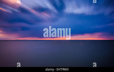 Una lunga esposizione sulla baia di Chesapeake al tramonto, da Tilghman Island, Maryland. Foto Stock