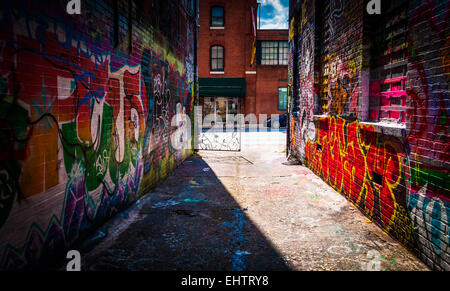 Guardando verso Howard Street nel vicolo di graffiti, Baltimore, Maryland. Foto Stock