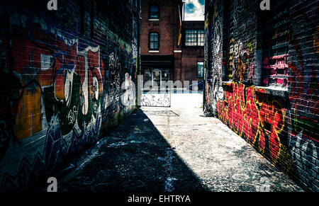 Guardando verso Howard Street nel vicolo di graffiti, Baltimore, Maryland. Foto Stock