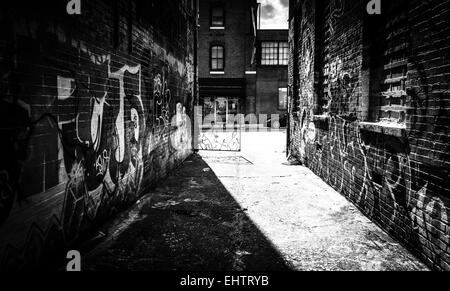 Guardando verso Howard Street nel vicolo di graffiti, Baltimore, Maryland. Foto Stock