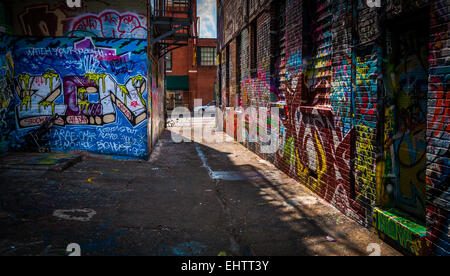 Guardando verso Howard Street nel vicolo di graffiti, Baltimore, Maryland. Foto Stock