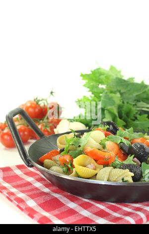 Pentola per la pasta con cime di rapa Foto Stock