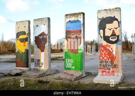 Mauerteil mit der Darstellung von Diktatoren Foto Stock