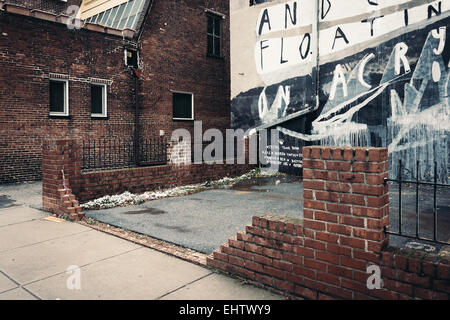 Murale e vecchi edifici in mattoni di Baltimora, Maryland. Foto Stock