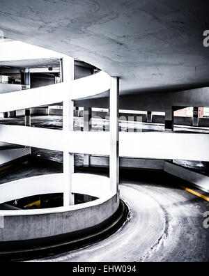 Rampa in un parcheggio nel garage a Baltimora, Maryland. Foto Stock