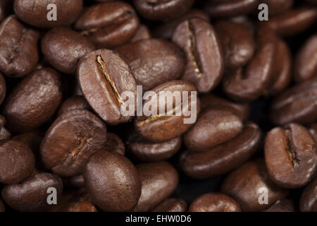 Texture di appena il caffè torrefatto in grani Foto Stock