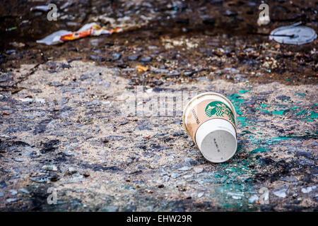 Caffe' Starbuck's cup in Graffiti vicolo, Baltimore, Maryland. Foto Stock