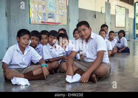 I BAMBINI DI TUTTO IL MONDO - THAILANDIA - terra, figlio di un pescatore Foto Stock