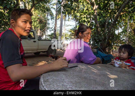 I BAMBINI DI TUTTO IL MONDO - THAILANDIA - terra, figlio di un pescatore Foto Stock