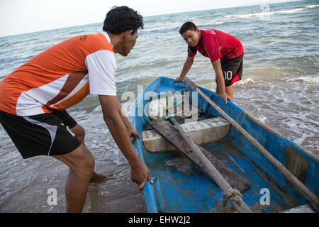 I BAMBINI DI TUTTO IL MONDO - THAILANDIA - terra, figlio di un pescatore Foto Stock