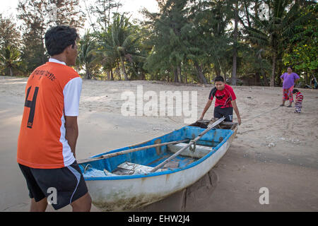 I BAMBINI DI TUTTO IL MONDO - THAILANDIA - terra, figlio di un pescatore Foto Stock