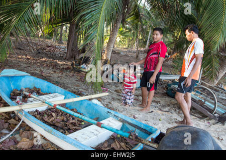 I BAMBINI DI TUTTO IL MONDO - THAILANDIA - terra, figlio di un pescatore Foto Stock