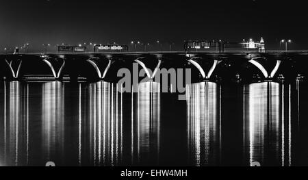 La Woodrow Wilson Bridge di notte, visto dal porto nazionale, Maryland. Foto Stock