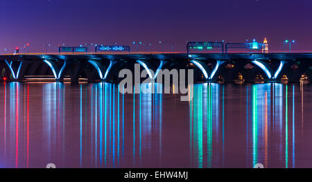 La Woodrow Wilson Bridge di notte, visto dal porto nazionale, Maryland. Foto Stock