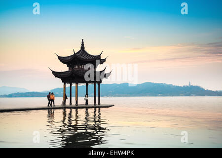 Antica pavilion nel west lake in Hangzhou Foto Stock