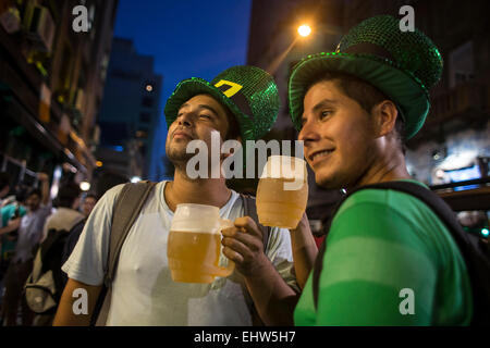 Buenos Aires, Argentina. Xvii Mar, 2015. Uomini prendono parte alla celebrazione della festa di San Patrizio, nel quartiere di Retiro di Buenos Aires, capitale dell'Argentina, il 17 marzo 2015. Credito: Martin Zabala/Xinhua/Alamy Live News Foto Stock