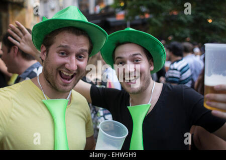 Buenos Aires, Argentina. Xvii Mar, 2015. Uomini prendono parte alla celebrazione della festa di San Patrizio, nel quartiere di Retiro di Buenos Aires, capitale dell'Argentina, il 17 marzo 2015. Credito: Martin Zabala/Xinhua/Alamy Live News Foto Stock