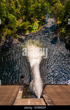 Vista della polvere da sparo cade dal Prettyboy Dam, nella contea di Baltimora, Maryland. Foto Stock