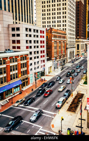 Vista di edifici su Lombard Street da un garage per il parcheggio a Baltimora, Maryland. Foto Stock