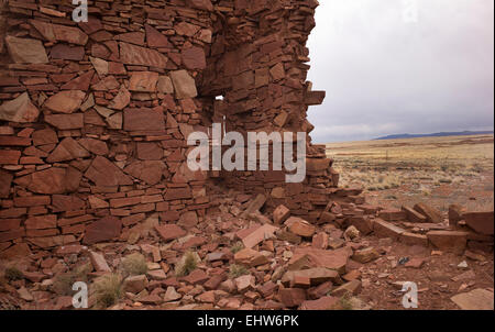 Le rovine di un muro di pietra arenaria della American Meteorite Museum vicino a Meteor Crater, Arizona Foto Stock