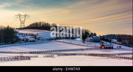 Vista della coperta di neve campi coltivati e colline nelle zone rurali Carroll County, Maryland. Foto Stock