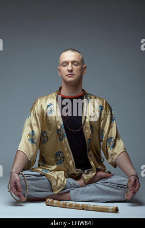 Immagine del guru yoga medita in studio Foto Stock