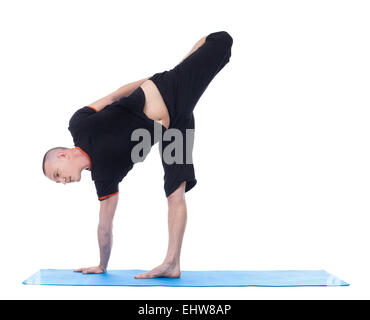 Studio shot di uomo bello stare in equilibrio Foto Stock