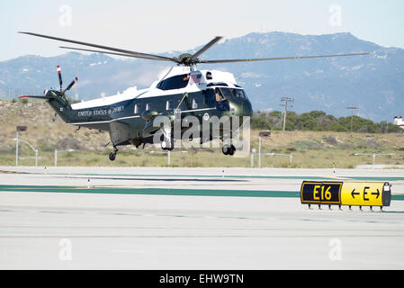 Los Angeles, California, USA. 13 Mar, 2015. Sikorsky's SH-3 Sea King elicottero è stata in uso dal US Marine Corps' HMX-1 squadrone di prima scelta per uno marino dal momento che non molto tempo dopo che è stato messo in servizio dalla Us Navy nel 1961. Il familiare verde metallizzato con top bianco Sea King è trasportato lungo con la limousine presidenziale e altre attrezzature di grandi dimensioni tramite una serie di diversi C-17 Boeing Globemaster o C-5 Galaxy i trasporti aerei operati da US Air Force. US Navy specifiche per consentire i rotori per ripiegare come pure la coda per risparmiare spazio in situazioni di bordo. Foto Stock