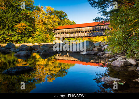 Albany ponte coperto, lungo l'autostrada Kancamagus nel White Mountain National Forest, New Hampshire. Foto Stock